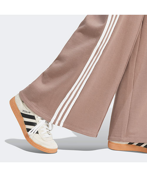 ジャージ スリーストライプスルーズ フレンチテリーワイドレッグパンツadidas adidas（アディダス）の「スリーストライプス ルーズ フレンチ