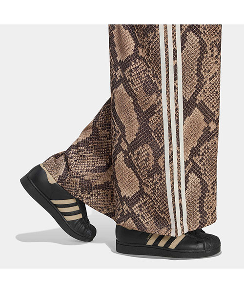 サテン スネーク プリント ワイド レッグ トラックパンツ｜adidas