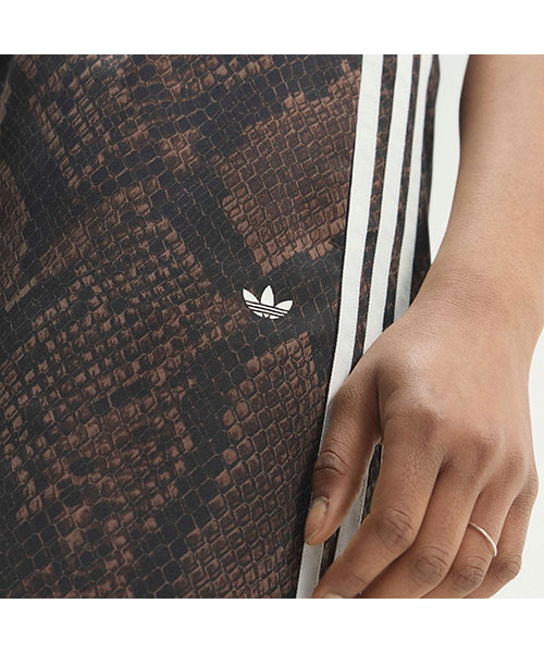 サテン スネーク プリント ワイド レッグ トラックパンツ｜adidas
