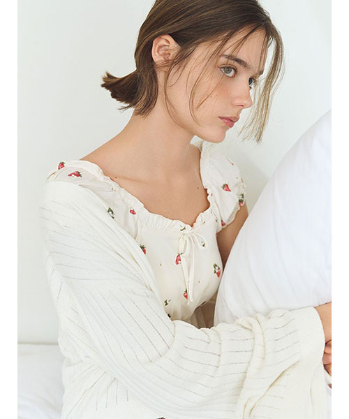 正規品⭐️新品タグ付♡ジェラートピケ いちご柄カップインフリルプルオーバー＆パンツ セール】いちご柄カップインフリルプルオーバー（ルームウェア